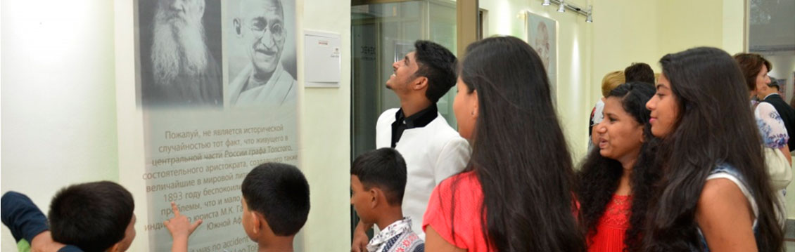 Студенты МГИМО почтили память индийского философа Махатмы Ганди в Международный день ненасилия